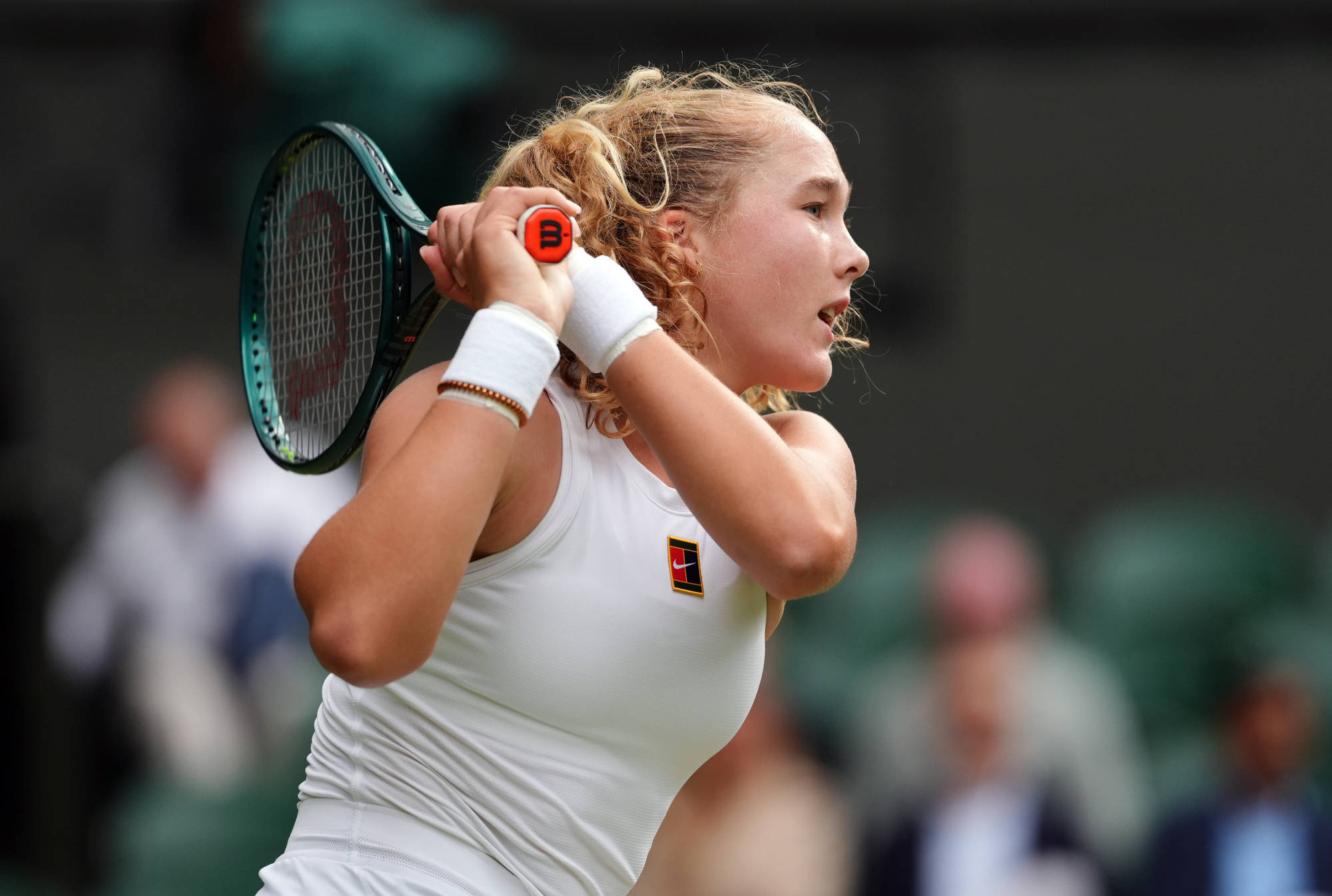 kaiyun-关于重返赛场引发热议!,费德勒在DWG比赛中战术调整赛场气氛高涨的信息