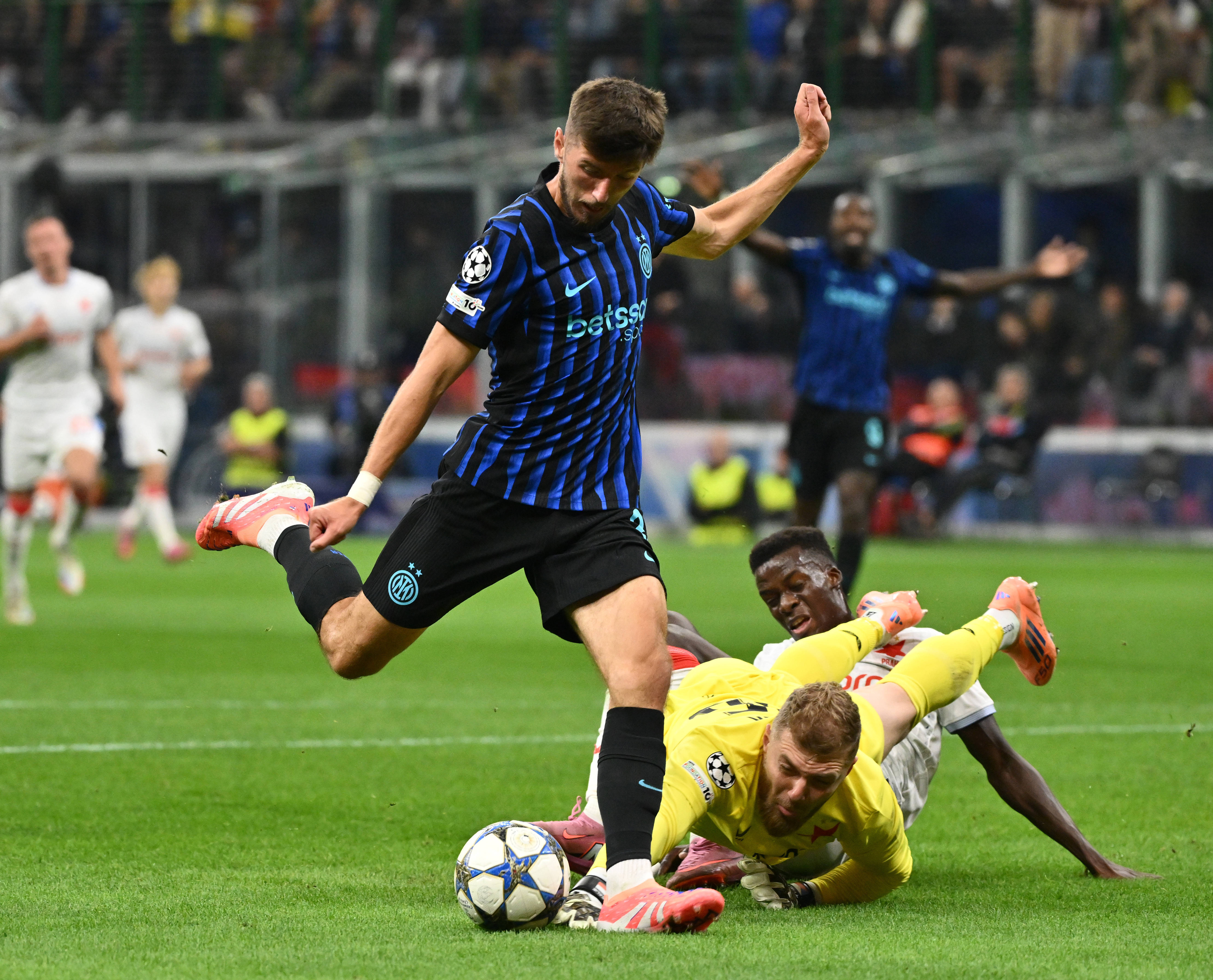 kaiyun-国际比赛日NBA季后赛焦点战，AC米兰豪取连胜，引发热议，控场能力受关注的简单介绍